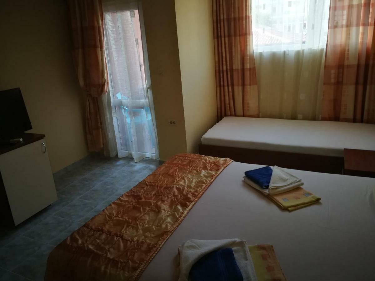 Femili Hotel Diveda Sveti Vlas Buitenkant foto